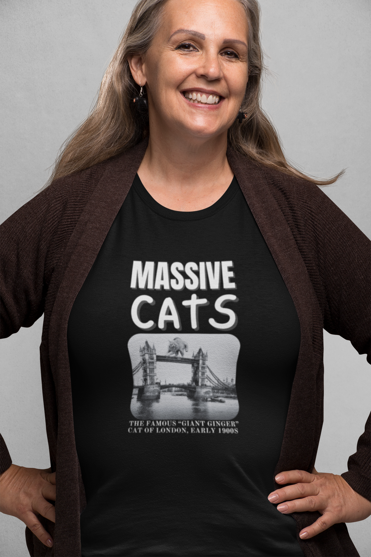 A Massive Cats T-Shirt - Huge Cat on Tower Bridge, London - (Vintage London Design, Funny Cat Unisex Jersey Tee - Perfect for Cat Fans!)