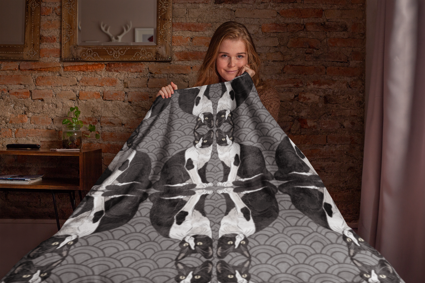 Cozy "Mirrored Image" Cat-Themed Velveteen Blanket for Cat Lovers, Cute Gift for Pet Owners, Home Decor, Perfect for Snuggling or Picnics